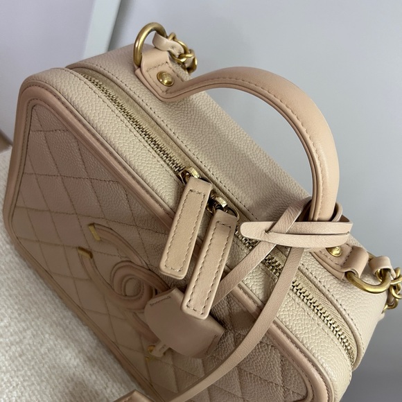 Chanel medium beige vanity case - Picture 4 of 8
